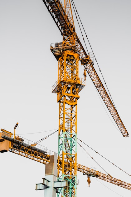 Top Benefits of Renting Heavy Lifts